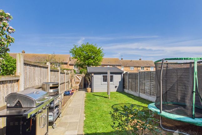 221, Potters Field, Harlow photo 2