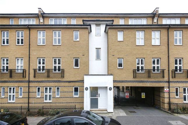 Thumbnail Flat to rent in Buckfast Street, Bethnal Green, London
