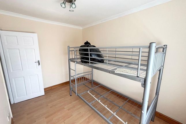 00 2 Bed Room House,, Blundell Road, Edgware photo 4