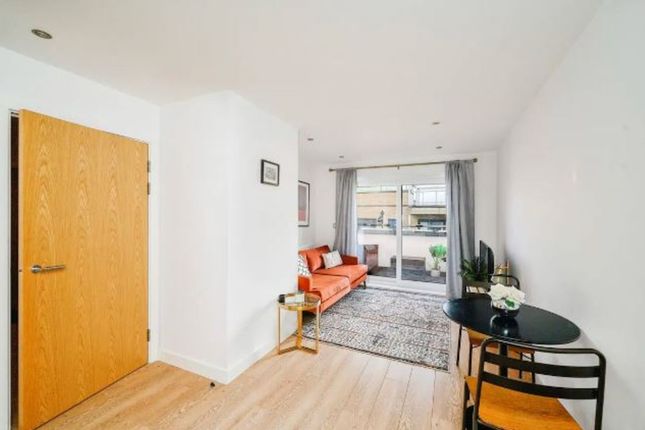 Flat to rent in Wideford Drive, London