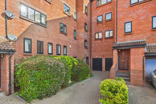 2-bed flat on Drakes Close, Bridgwater, £166,000