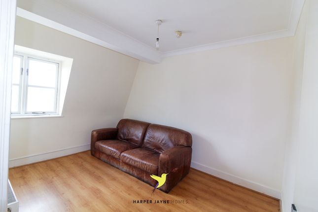 Flat to rent in High Street, Bromley