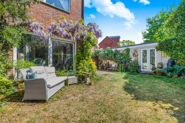 19, Burnet Avenue, Guildford photo 3