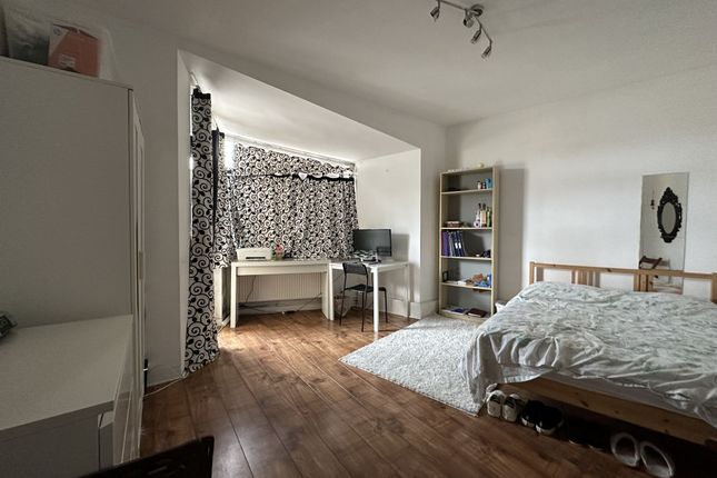 Thumbnail Flat to rent in Burbage Close, London