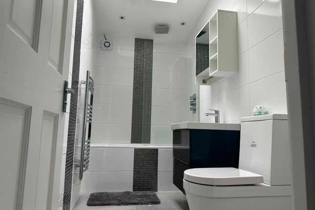 1 Derwent Avenue, London photo 5