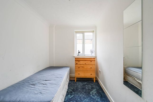 Flat to rent in Ireton Street, Mile End, London
