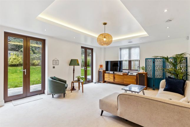 3, Duchess Crescent, Middlesex photo 2
