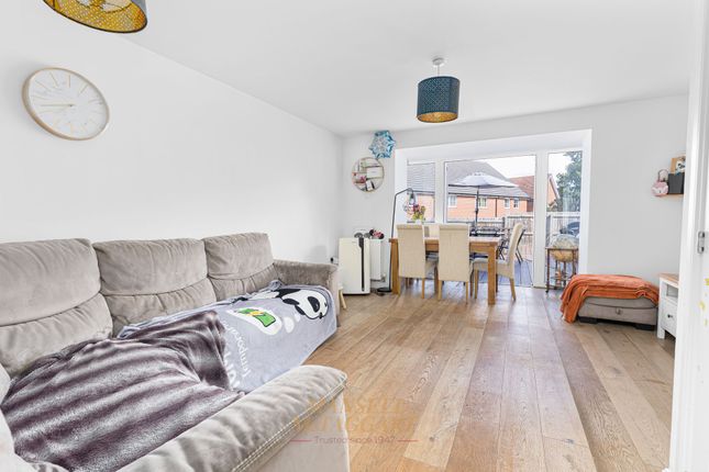 23 Bedivere Road, Crawley photo 2