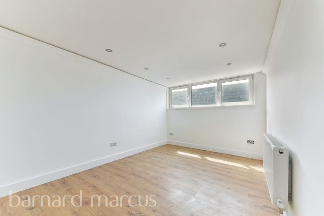 Flat to rent in Glanville Road, London