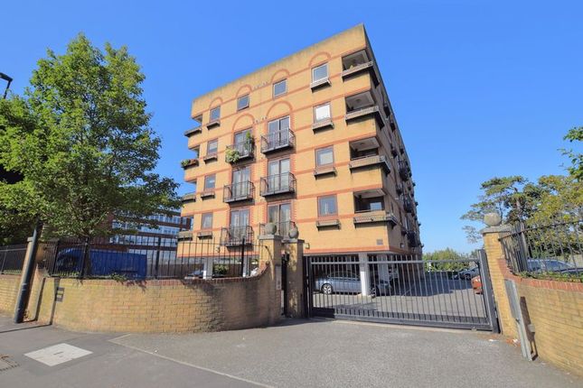 2 bed flat for sale in Oxford Road, Aylesbury HP19