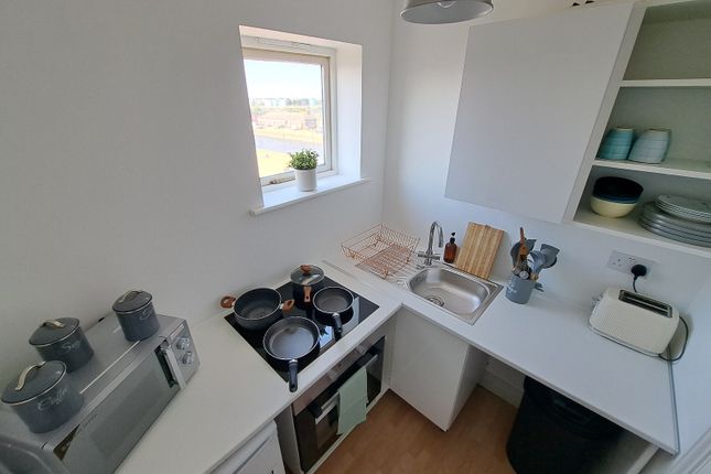 27, Fishguard Way, London photo 4
