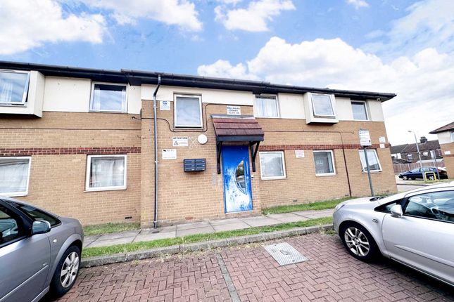 Flat for sale in Milliners Way, Luton