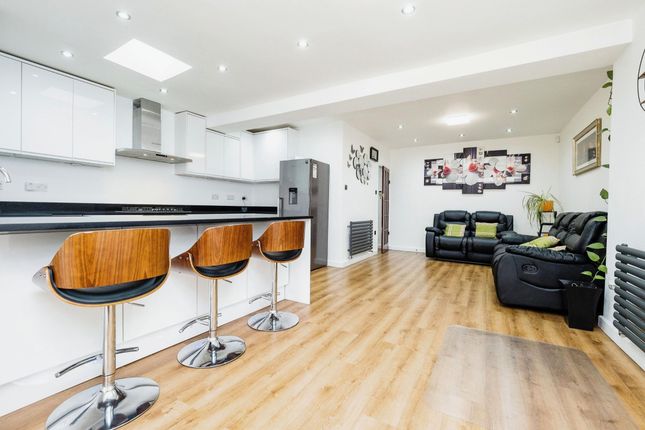 18 Kingsley Gardens, Hornchurch photo 3