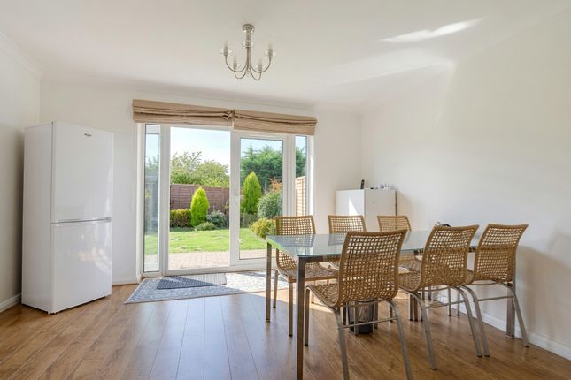 Room 2, 16, Ripley Avenue, Egham photo 4