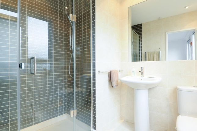Bathroom (2).Jpg