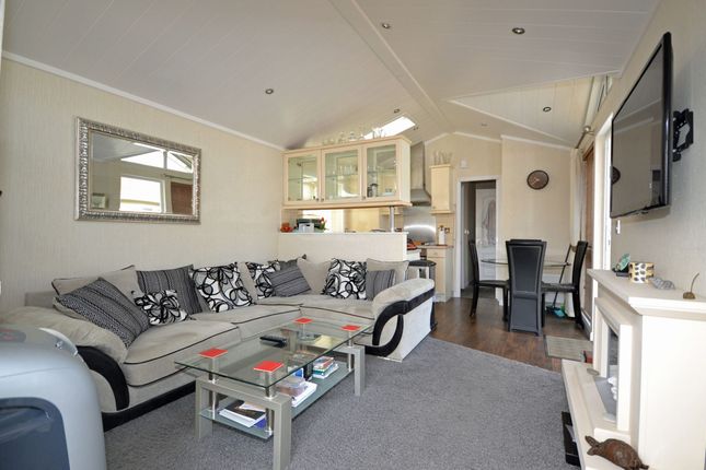 Mobile/park home for sale in 28 Pebble Beach Park, Warners Lane, Selsey, West Sussex