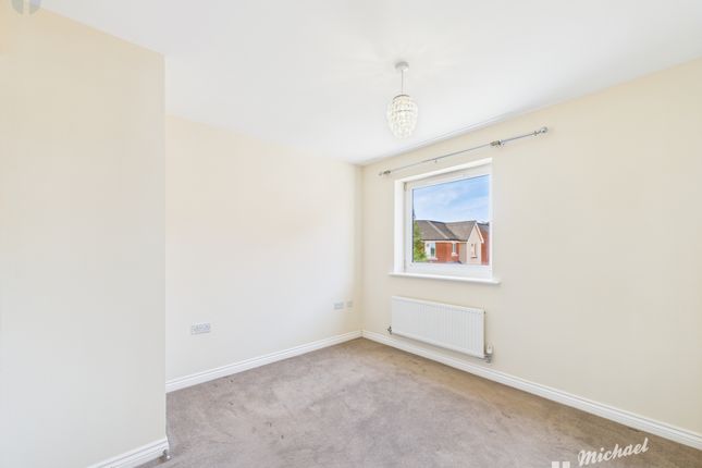 14 The Warren, Aylesbury photo 3