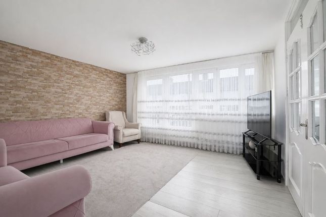 Flat 22 Falconer Court, Compton Crescent, London photo 4