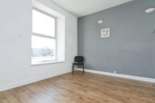 3, Stanley Crescent, Holyhead photo 4