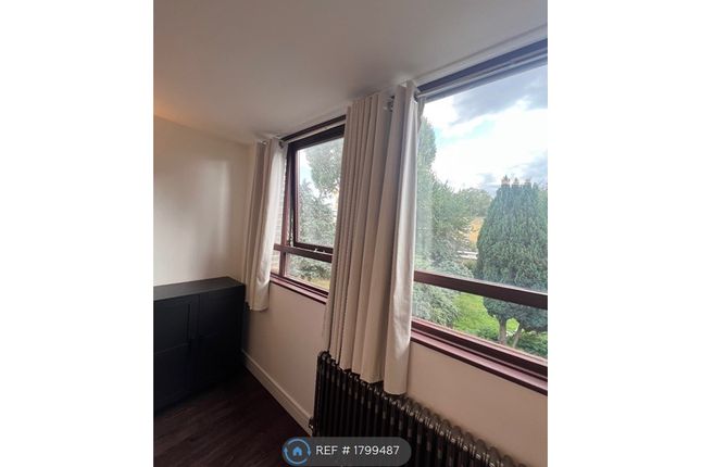 Thumbnail Flat to rent in Crondall Court, London