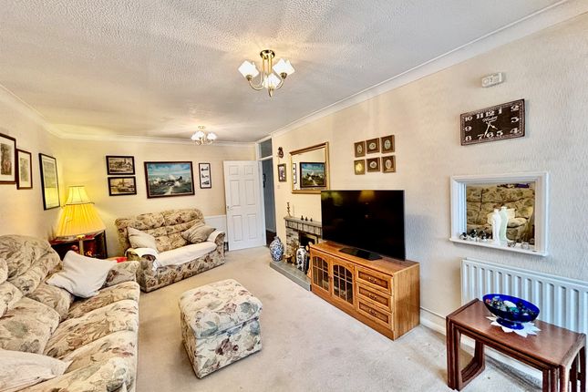 11, Queen Eleanor Close, Peterborough photo 2