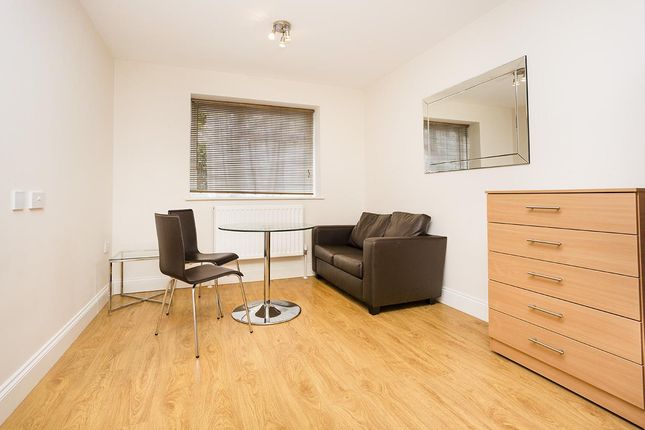 10c, 122, Bunns Lane, London photo 5