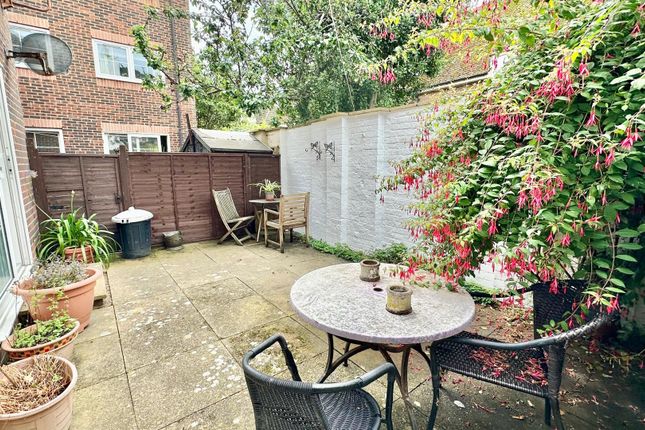Flat 4, The Moorings, 71 The Bourne,  Old Town, Hastings photo 2