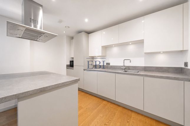 32(L2), Babbage Point, Norman Road, London photo 4