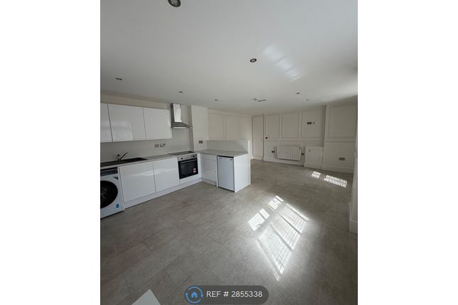 Studio flat on Flat, Station Road Pendlebury, Manchester, £800/mo