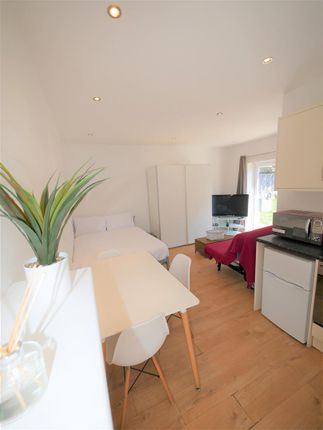 Thumbnail Studio to rent in Flat 8, Woodside, Bournemouth