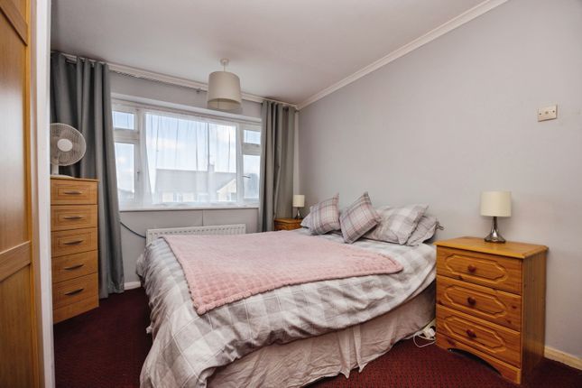 67, Miltons Crescent, Surrey photo 2