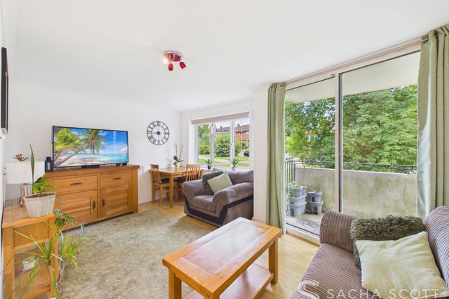 128 Garrison Lane, Chessington photo 2