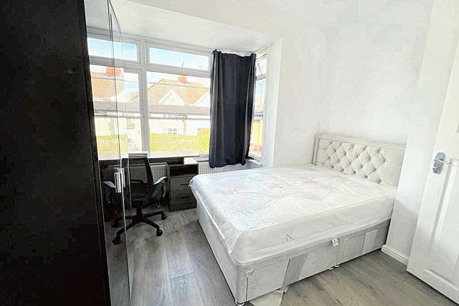 Bright, Modern Double Bedroom With A Comfortable U...