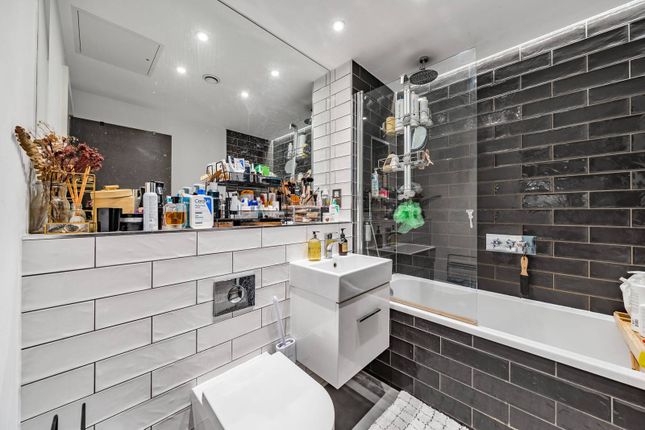 Flat for sale in Wilmer Place, Stoke Newington, London