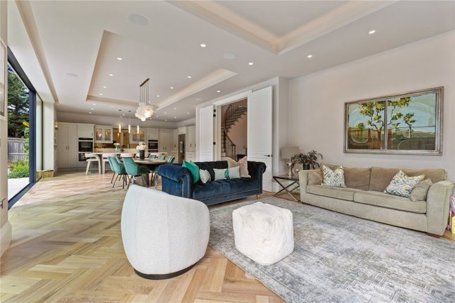 Wynn House, 33, Danes Way, Leatherhead photo 4