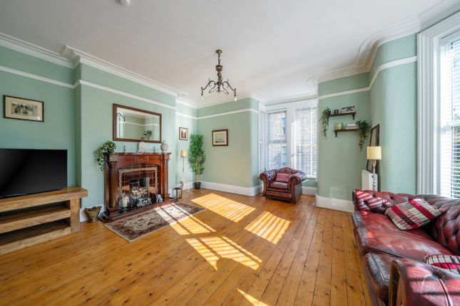15, Cemetery Road, West Yorkshire photo 2