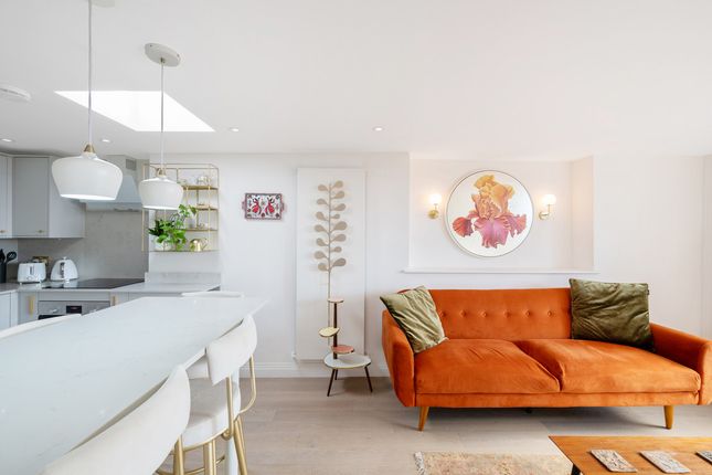 Flat Flat E, 50, St Lukes Road, London photo 4