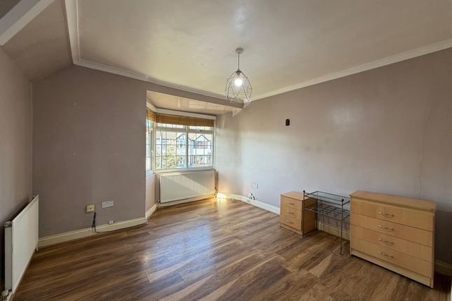 FLAT 2 1ST FLR, 110 Old Oak Road, London photo 2
