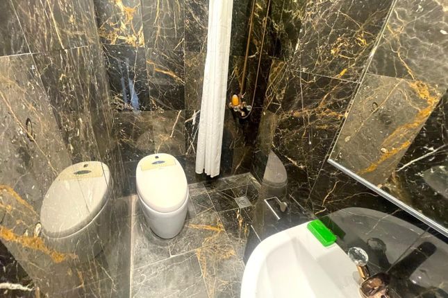 Shower Room 4.Jpg