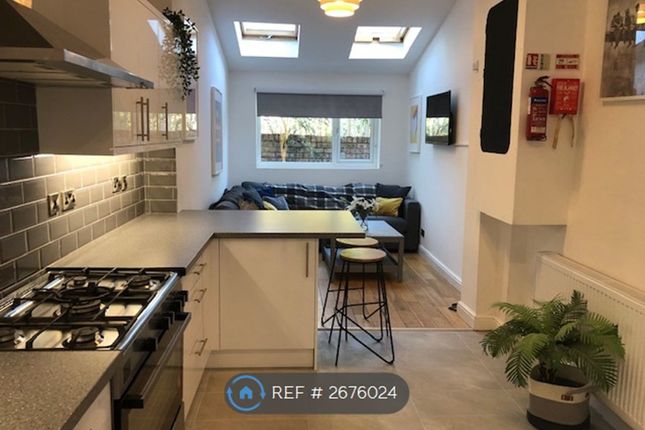 Spacious Kitchen/Dining Area With Communal Seating