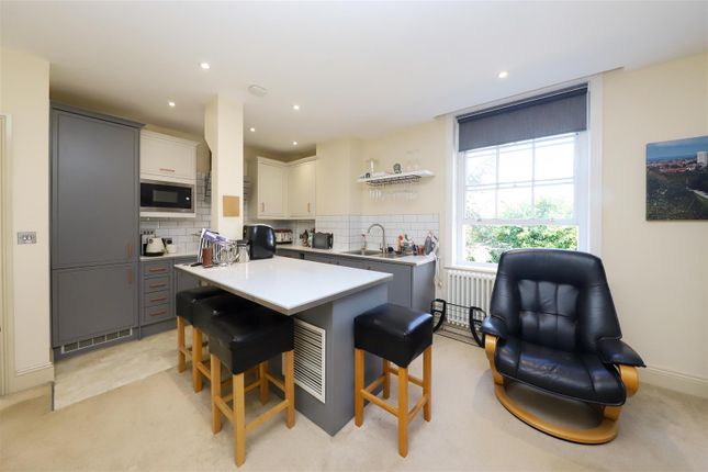 6 Harefield House, High Street, Harefield photo 2