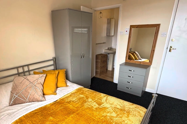 Room 4, 9A St. Thomas' Square, Newport photo 2