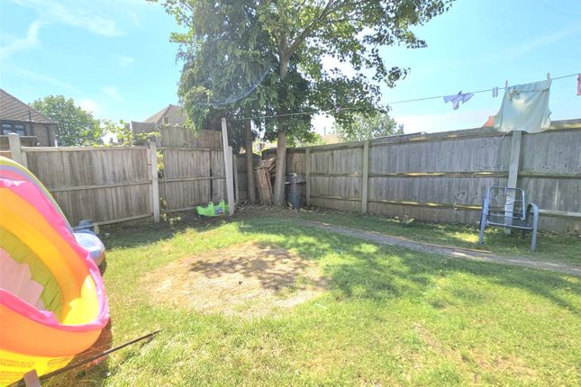 161, Chelmsford Avenue, Romford photo 2