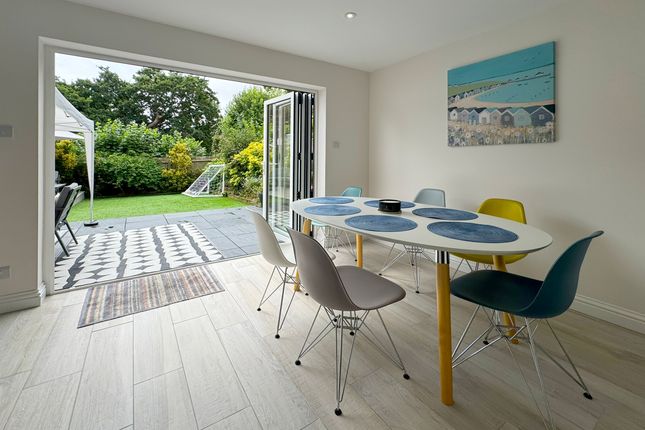 9Cp Dining Area