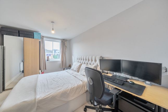 Burnt Oak Broadway, Edgware HA8, Edgware photo 4