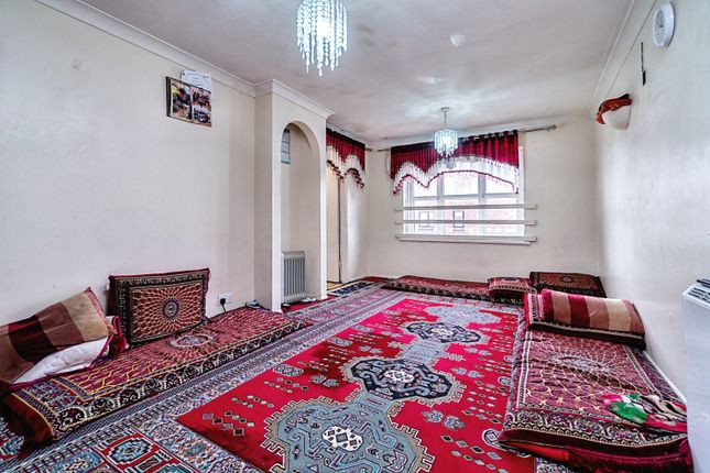 Flat for sale in Lowry Crescent, Mitcham