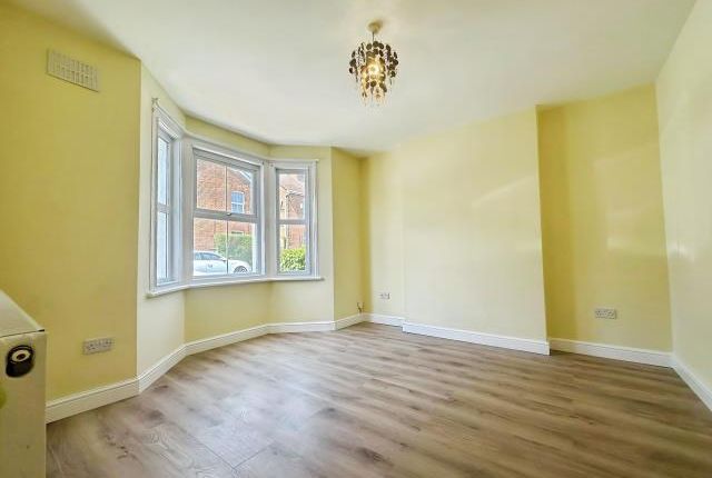 56, The Crescent, Slough photo 4