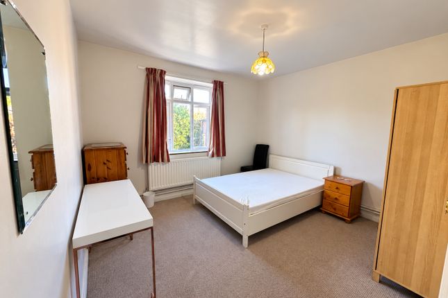 23, Dounesforth Gardens, LONDON photo 5