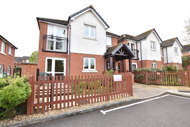 Thumbnail Flat for sale in Sheppard Court, Chieveley Close, Tilehurst, Reading