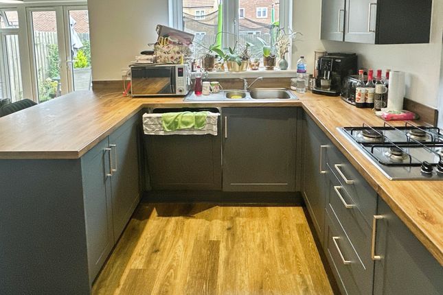 50, Newton Abbot Way, Bourne photo 3